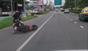 Il donne un grand coup de pied à un autre scooter et le fait lourdement chuter