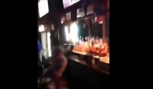 Une fille bourrée tente un backflip sur le comptoir du bar