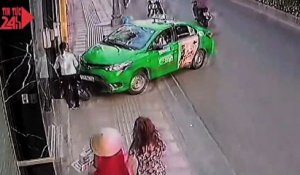 Un taxi arrete un voleur de téléphone d'une façon incroyable