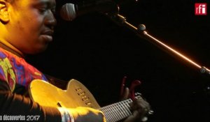 M'Bouillé Koité interprète "Maman" en live