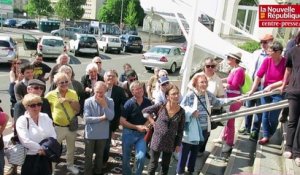 VIDEO. Châtellerault : élus et usagers bloquent un train symboliquement