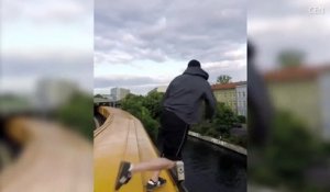 Il risque sa vie en sautant dans une rivière depuis le toit d'un train en marche !