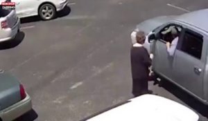 Un voleur arrache violemment le sac à main d’une vieille de 70 ans (Vidéo)