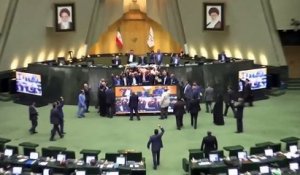 Nucléaire : des députés iraniens brûlent un drapeau américain aux cris de "mort à l'Amérique"