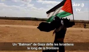 Un "Batman" de Gaza manifeste près de la frontière israélienne