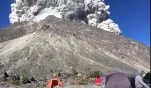 Eruption spectaculaire du Mont MERAPI en Indonésie