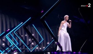Eurovision: Les images de l'incident en plein direct quand un homme a arraché le micro à la chanteuse anglais