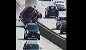 Un chauffard se retrouve au milieu d'une autoroute et défonce tout les lampadaires