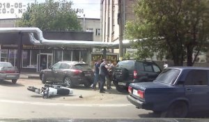 Un motard se retrouve coincé sous une voiture après une lourde chute