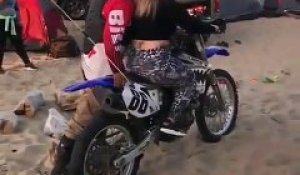 Cette demoiselle se prend une énorme gamelle en motocross... Douloureux