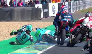 Jakub Kornfeil passe par-dessus la moto d'un autre concurrent