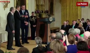 Obama remet la Médaille nationale des Humanités à Philip Roth le 2 mars 2011