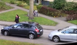 Vous ne devinerez jamais pourquoi cette fille court dans la rue en panique...