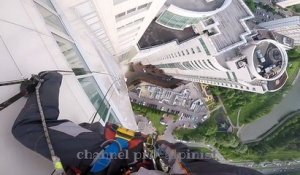 Ces ouvriers font chuter une vitre de plusieurs tonnes du haut d'un immeuble de 30 étages en russie