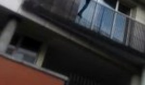 Un homme grimpe par les balcons pour sauver un enfant suspendu dans le vide
