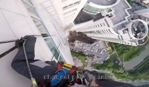 Russie : Une grosse chute d'une vitre depuis le haut d'un immeuble !