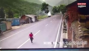 Chine : Une voiture frôle une piétonne qui perd sa chaussure (Vidéo)