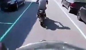 Il se fait jeter de son Scooter par un policier !