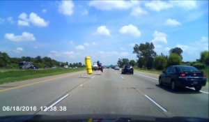 Un motard pas très chanceux se prend un rouleau de laine de verre en pleine autoroute