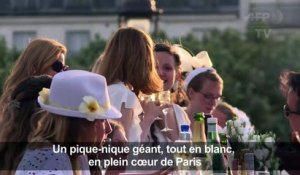Des milliers de "dîneurs en blanc" sur l’esplanade des Invalides