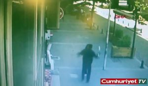 Un passant corrige un homme qui frappe son ex-femme dans la rue en Turquie