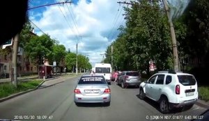 Un automobiliste fait exprès d’empêcher une femme de traverser la route n’importe où