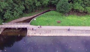 Il saute dans l’eau pour tenter de sauver son drone qui a une panne en plein vol au dessus d’un lac