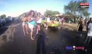 Une policière se fait asperger en tentant de mettre fin à une bataille d’eau géante (Vidéo)