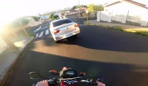 Un biker fait un doigt à un conducteur mais le karma va le rattraper
