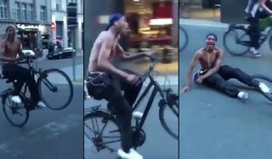 Il double un cycliste en faisant un wheelie
