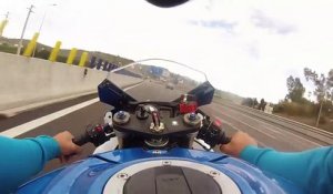 Un motard roule comme un fou sur l’autoroute au Portugal.