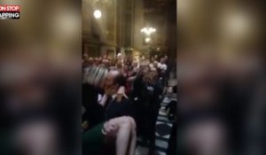 Hommage à Johnny Hallyday : Une demande en mariage a lieu en pleine cérémonie ! (Vidéo)