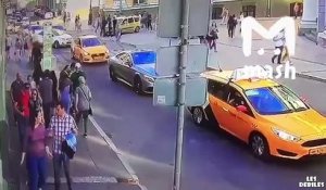 Un chauffeur de taxi écrase des gens dans la rue avant de prendre la fuite
