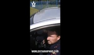 Il demande un selfie à un policier puis le gifle