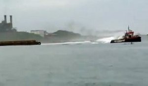 Nicaragua : Des grosses vagues face à deux bateaux qui viennent de sortir du port !