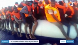Migrants : un nouveau bateau bloqué en Italie