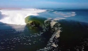 Koa Smith surfe la même vague pendant 2 minutes