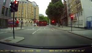Un bus anglais percute une petite voiture dans un virage... Douloureux