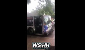 Le chauffeur d'un bus se bat avec un passager