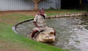 Il monte sur le dos de son crocodile géant
