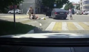 Un road rage entre une automobiliste et une piétonne dégénère en bagarre
