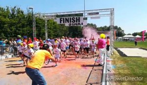 950 coureurs ont bravé les explosions de couleur de la Comin'Run