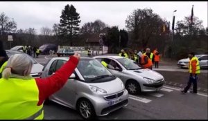 Les gilets jaunes bloquent le rond-point de Frouard