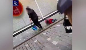 Cette mère traine son fils avec une laisse dans la rue...