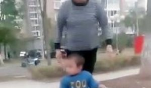 Une mamie sauve son petit fils avec une technique de Ninja