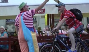 Un clown arrête un cycliste imprudent et attendez la fin... Tellement drôle