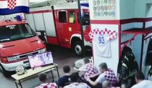 Ces pompiers Croates appelés à la fin du match pendant les tirs au buts !