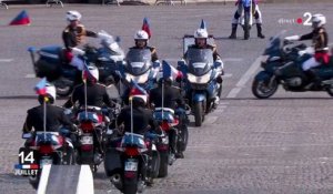 Une moto de la gendarmerie chute pendant le défilé du 14-Juillet