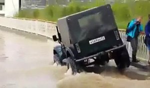 Ce conducteur de Jeep a la mauvaise idée de traverser une route inondée... Raté