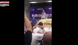 France championne du monde : Les Bleus envahissent la conférence de presse de Didier Deschamps ! (vidéo)